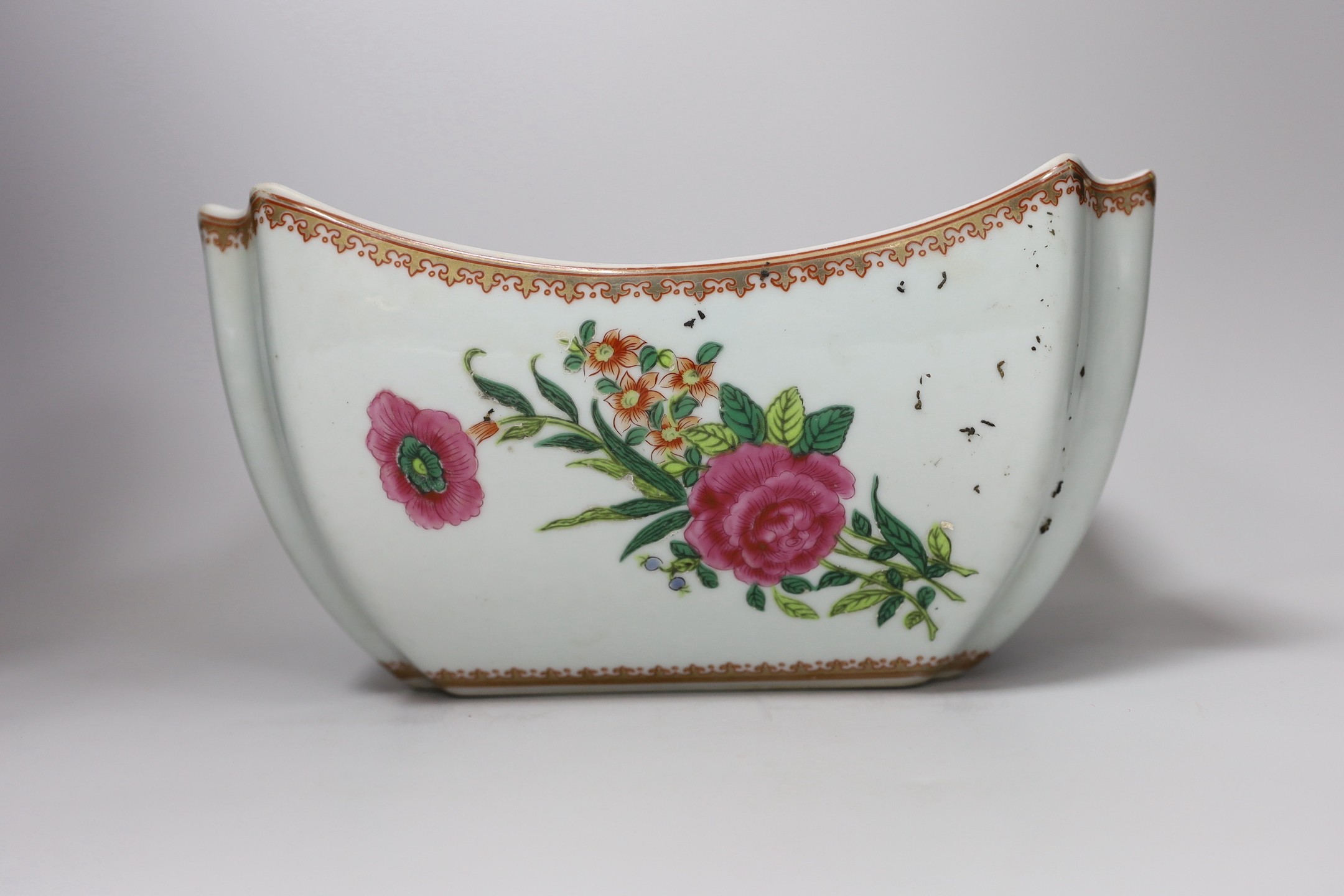 A Chinese style armorial bowl, pair of Chinese clobbered vases and a blue and white plate